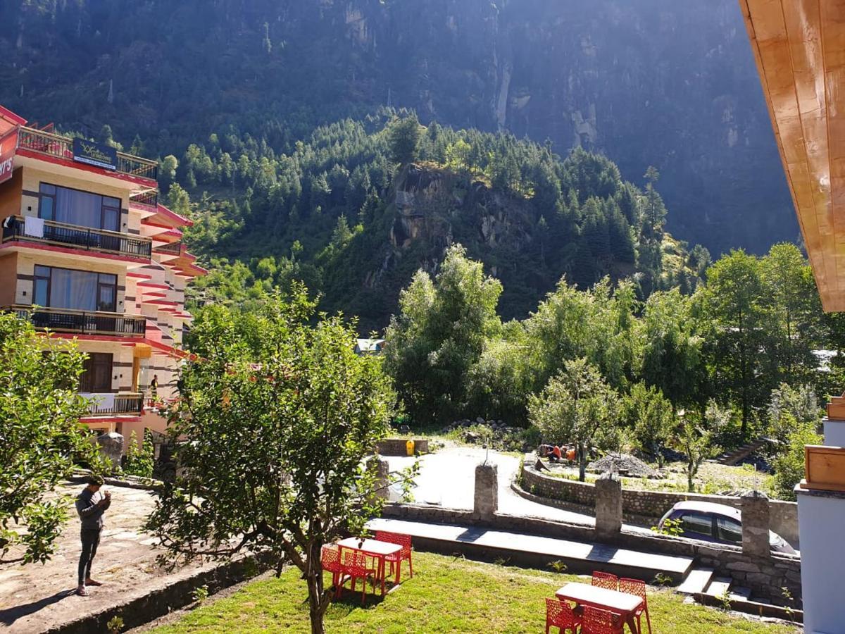 The Husky Lodge And Cafe - Manali (Himachal Pradesh) — Photos 1